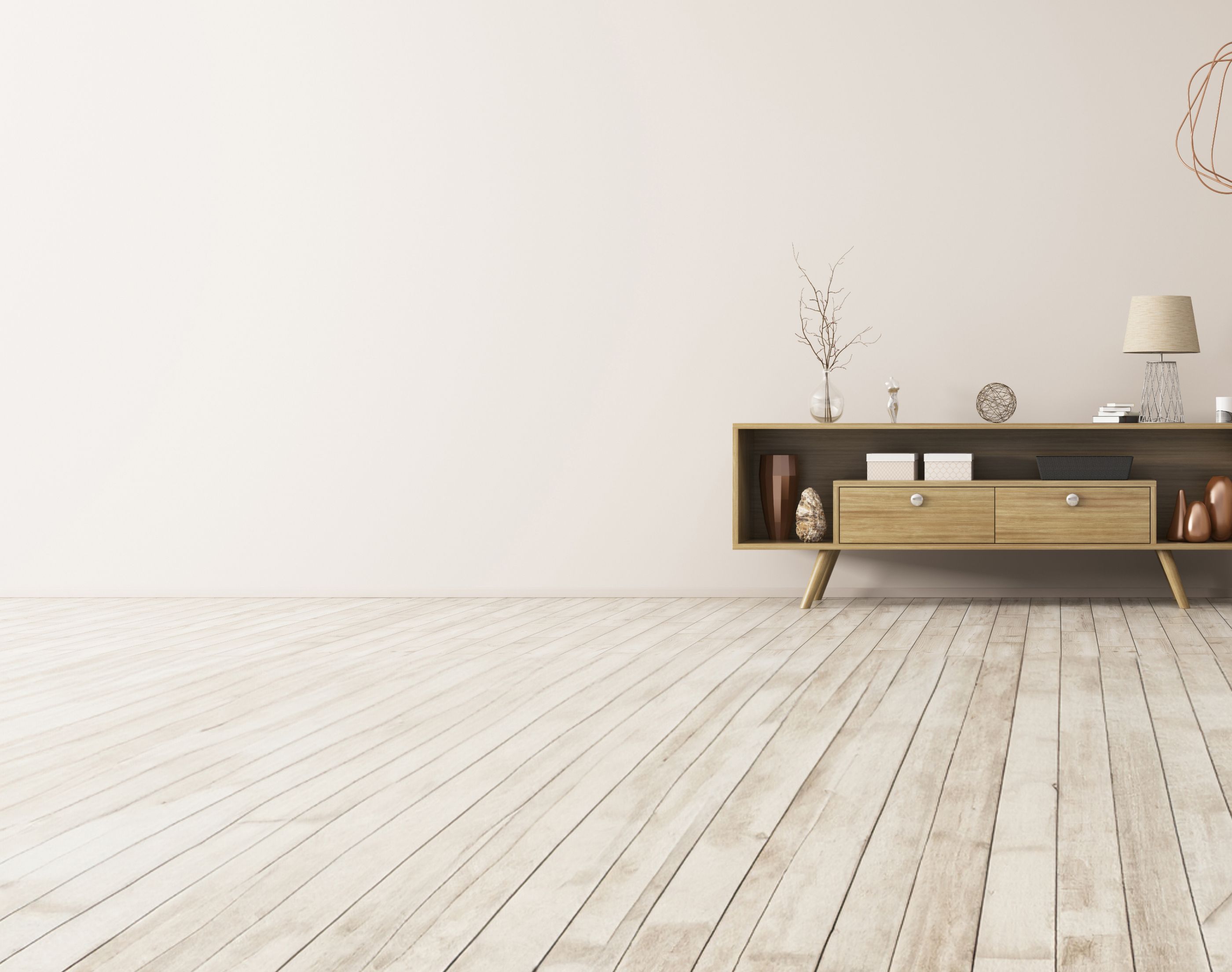 Heller Parkettboden und Kommode mit Dekoartikeln